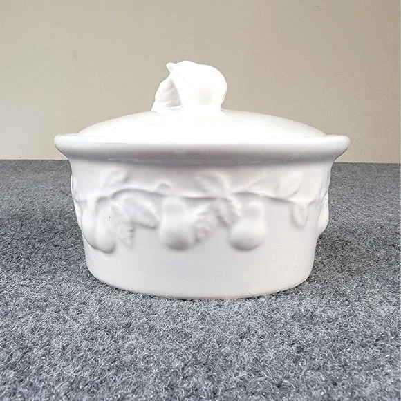 Vintage Lillian Vernon White Pears and Leaves Round Mini Casserole with Lid 5" - Picture 1 of 8